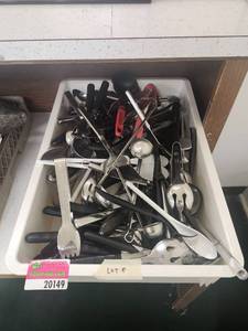 lot 20149 image: Assorted Kitchen Utensils and Cooking Tools Set