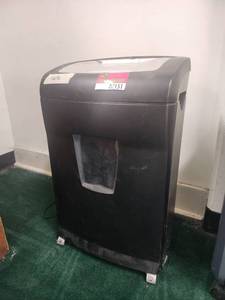 lot 20151 image: Staples Cross-Cut Paper Shredder Model SPL-TXC15A