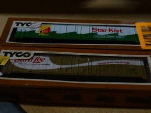 lot 23092 image: 2 Vintage TYCO Trains