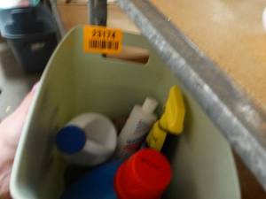 lot 23174 image: Trash Bin Full of Misc. Cleaning Supplies