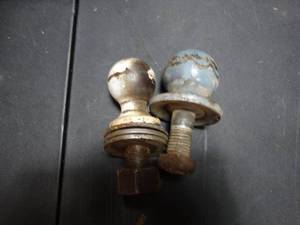 lot 27687 image: 2 Trailer Hitch Balls