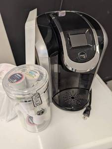 lot 21 image: Keurig Coffee Maker with misc. K-Cups, Storage Container, and Tray  - Retail $79