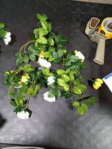 lot 8638 image: 2pcs Yellow And White Flower Garland