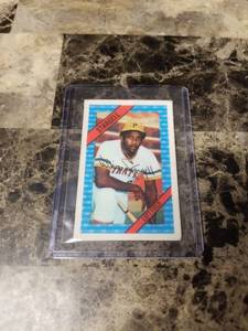lot 329 image: 1972 Kelloggs 3D Wilver Stargell Pittsburgh Pirates Baseball Card