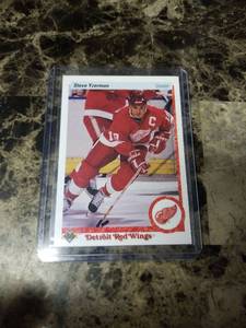 lot 515 image: 1990 Upper Deck Steve Yzerman Detroit Red Wings Hockey Card