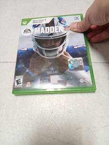 lot 32046 image: Madden NFL 22 - Xbox Series X and Xbox One - Retail $13