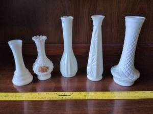 lot 40 image: Collection of White Milk Glass Bud Vases