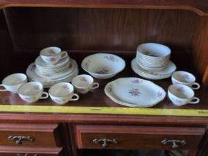 lot 41 image: Floral Pattern Fine China Dinnerware Set