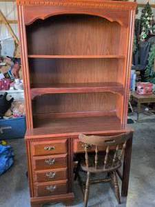 lot 43 image: Broyhill Traditional Desk with Hutch