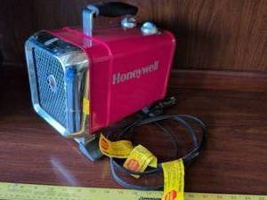 lot 51 image: Honeywell Red Personal Fan Heater