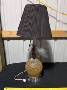 lot 90 image: Mid-Century Textured Glass Table Lamp
