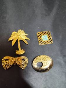 lot 111 image: Gold Tone Tropical Brooch Collection