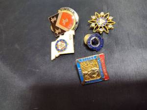 lot 112 image: Collectible Masonic Lapel Pin Set