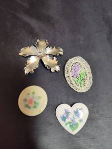 lot 115 image: Floral Brooch and Pin Collection