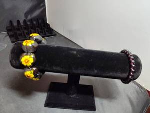lot 122 image: Hawaiian Style Hibiscus Flower Glass Bead Bracelet