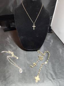 lot 127 image: Religious Pearl Rosary and Medal Collection