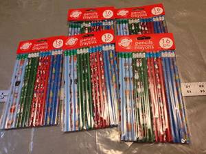 lot 154 image: Christmas Theme Pencil and Crayon Set - 16 Piece