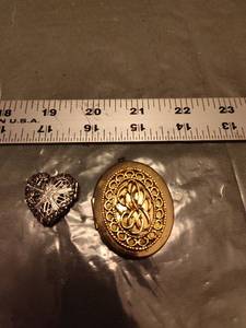 lot 178 image: Decorative Mixed Metal Heart Lockets Set