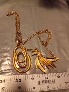 lot 181 image: Gold Tone Leaf Design Pendant Necklace