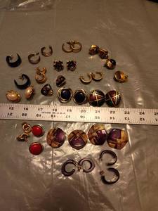 lot 186 image: Mixed Costume Jewelry Lot - Earrings Collection