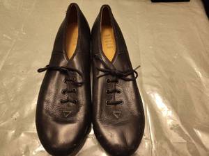 lot 200 image: Black Leather Tap Dance Shoes Size 8.5