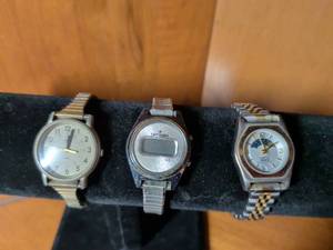 lot 219 image: 1980s Digital and Analog Watch Collection