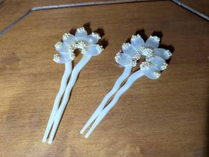 lot 238 image: Bridal Hair Pins with Pearl Flowers