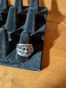 lot 239 image: Sterling Silver Floral Pattern Band Ring