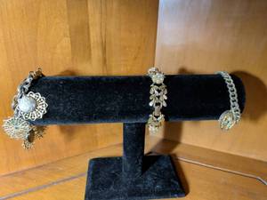 lot 246 image: Pearl and Silver Floral Charm Bracelet Set