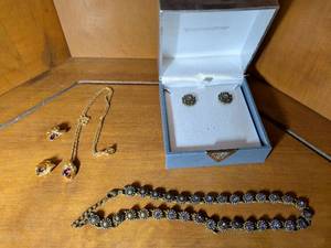 lot 251 image: Wellington Purple Crystal Jewelry Set