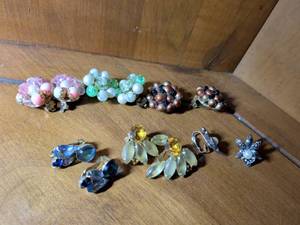 lot 272 image: Mid-Century Beaded Costume Jewelry Collection