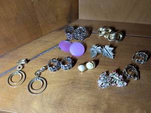 lot 275 image: Costume Jewelry Collection - Mixed Earring Lot