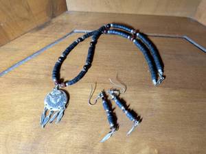 lot 276 image: Native American Style Beaded Necklace and Earring Set