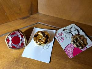 lot 282 image: Decorative Fashion Brooch and Scarf Clip Set