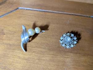 lot 284 image: Pearl and Silver Flower Brooch