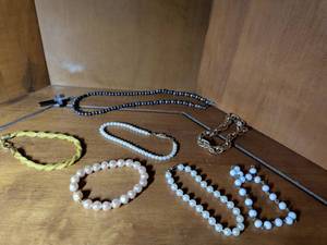 lot 287 image: Necklaces and bracelets