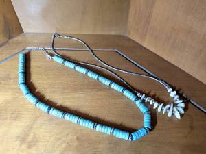lot 289 image: Turquoise and White Shell Beaded Necklace
