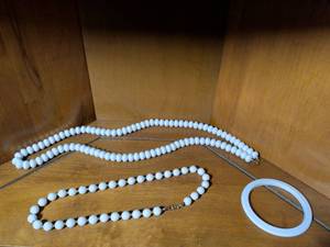 lot 300 image: White Glass Bead Necklace with Matching Bangle