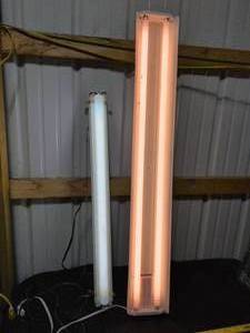 lot 10 image: 3 & 4 Foot Fluorescent Light Fixtures