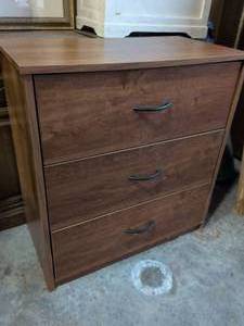lot 15 image: 3-Drawer Chest