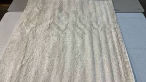 lot 2002 image: Safavieh August Ivory Shag Rug 67x67.