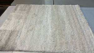 lot 2070 image: Threshold Cream Eyelash Shag 5x7 Area Rug.