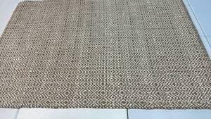 lot 2073 image: Threshold Cream and Tan 4x6 Area Rug.