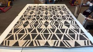 lot 8001 image: Threshold 7x10 ft Charcoal & White Geo Area Rug