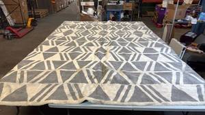 lot 8003 image: Gray and White Geometric Pattern 9x12 Area Rug