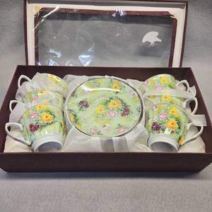 lot 390 image: Floral Porcelain Tea Cup and Saucer Set