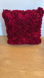 lot 21 image: Red Rose Decorative Throw Pillow RETAIL $15