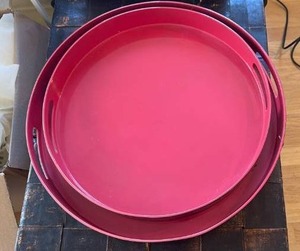 lot 52 image: Red Plastic Round Serving Tray Set - Retail $25