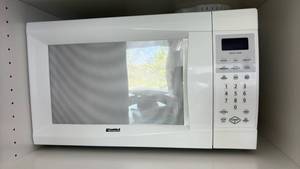 lot 60397 image: Kenmore White Countertop Microwave with Sensor Cook - Retail $80