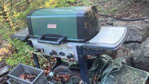 lot 10 image: Coleman Gas BBQ Grill w Side Table RETAIL $75